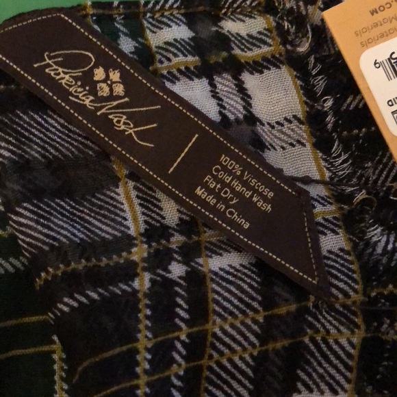 Patricia Nash Black & White Plaid Scarf 100% Viscose Fringed Edges OS NWT - Picture 8 of 13